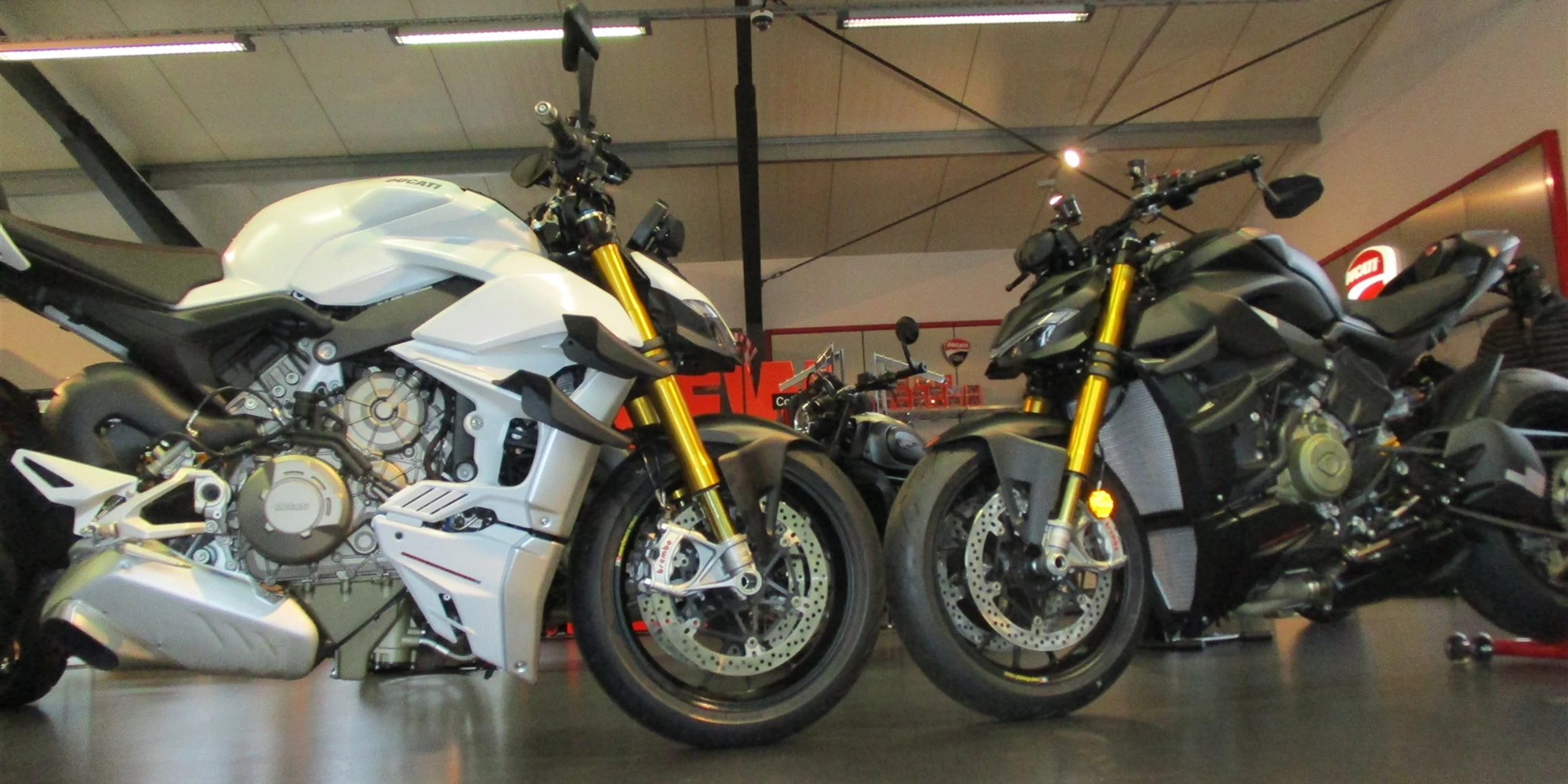 EDIZIONE - BLACK & WHITE - DUCATI Streetfighter V4S - by Team Wahlers EDIZIONE - BLACK & WHITE - DUCATI Streetfighter V4S - by Team Wahlers