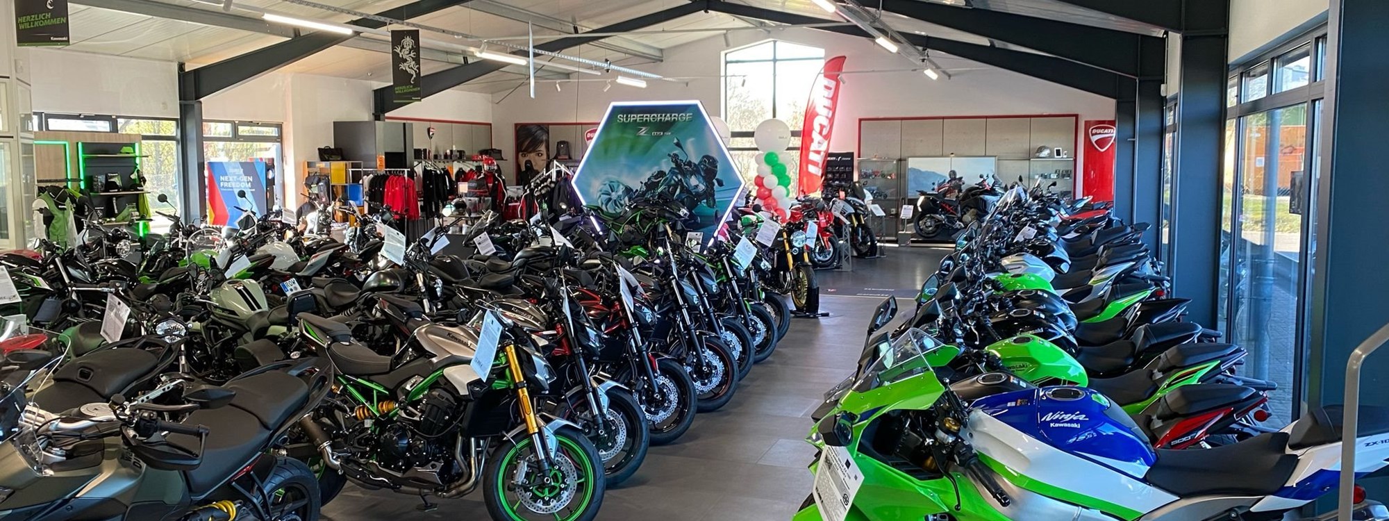 KAWASAKI-MOTORRÄDER  -  2026 = Z900 / Z900 RS/SE, Elminator 500, ZX-4RR, Ninja 7 Hybrid  