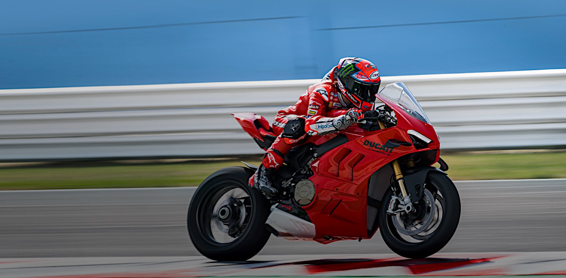 The Panigale V4 2022 represents the last step in the characteristic path of the Borgo Panigale sports bikes.