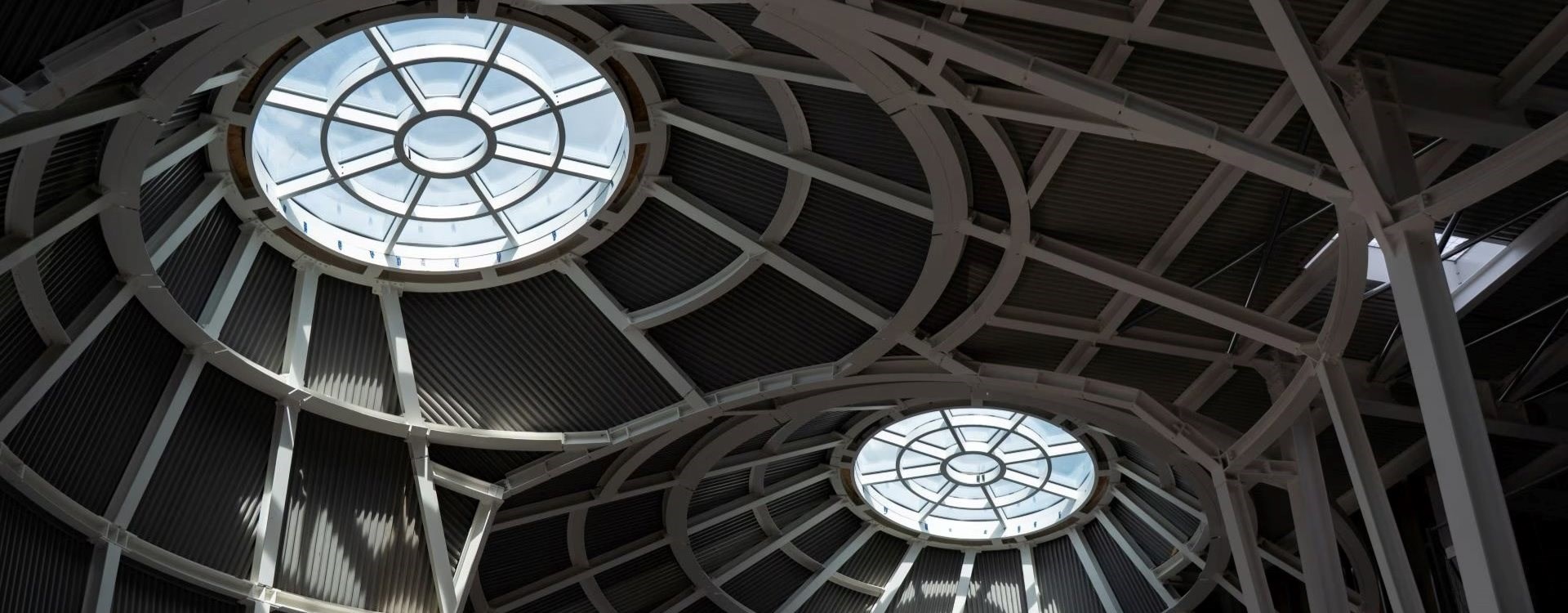 Das historische Werk in Mandello del Lario wird in einen hochmodernen multifunktionalen Raum umgewandelt.

