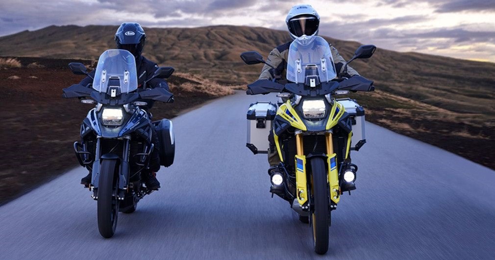 Erlebe puren Adventure-Spirit auf allen Wegen mit der V-Strom 800DE. 


Mal kurz in die City abbiegen, einen längeren Ride über Land genießen oder anspruchsvolle Trails erkunden? Der kraftvolle Beat des brandneuen Zweizylinders feuert Dich überall an.</p>