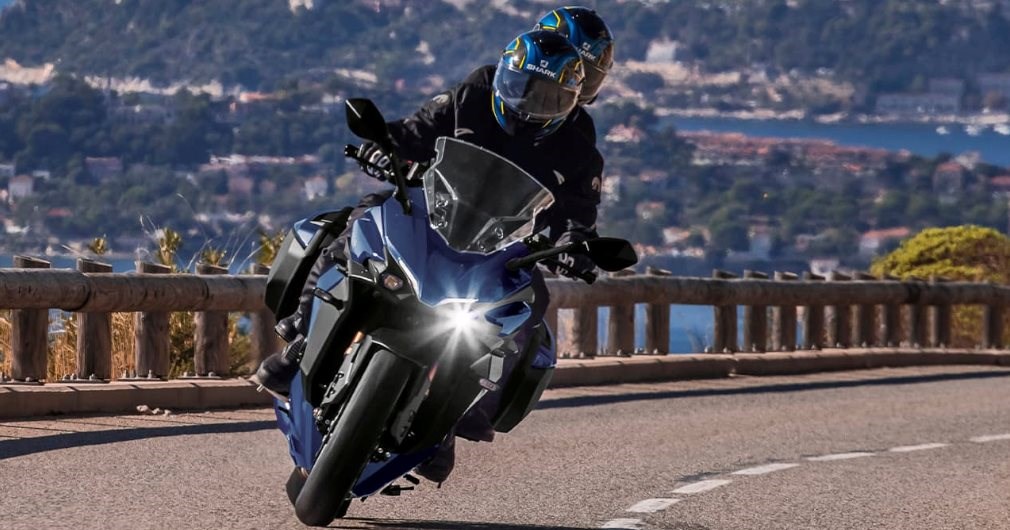 <p>Der durchtrainierte GSX-S1000-Streetfighter als Grand Tourer: Angriffslust trifft Langstrecke, Agilität trifft Komfort, Leistung trifft Styling. Voll verkleidet und 100 % soziusgeeignet. <br>Vom Flugzeugbau inspiriert: Die GSX-S1000GT verdankt ihre futuristisch anmutende Frontpartie dem Windkanal. Freu Dich auf unbeschwertes Touring für zwei, das immer eins zum Ziel hat: Euer Fahrerlebnis. <p>