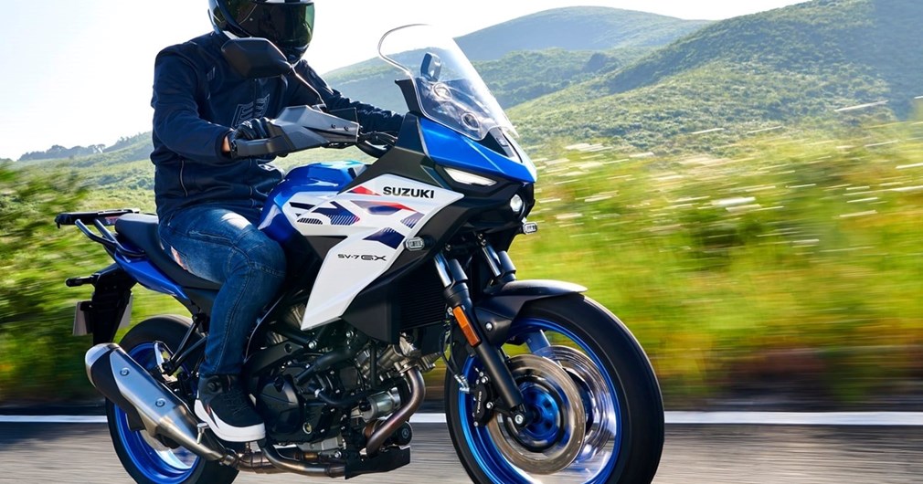 <p>Der durchtrainierte GSX-S1000-Streetfighter als Grand Tourer: Angriffslust trifft Langstrecke, Agilität trifft Komfort, Leistung trifft Styling. Voll verkleidet und 100 % soziusgeeignet. <br>Vom Flugzeugbau inspiriert: Die GSX-S1000GT verdankt ihre futuristisch anmutende Frontpartie dem Windkanal. Freu Dich auf unbeschwertes Touring für zwei, das immer eins zum Ziel hat: Euer Fahrerlebnis. <p>