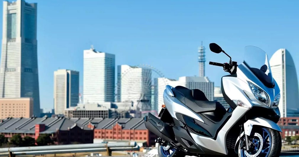 Suzuki Burgman 400 vor Stadtkulisse