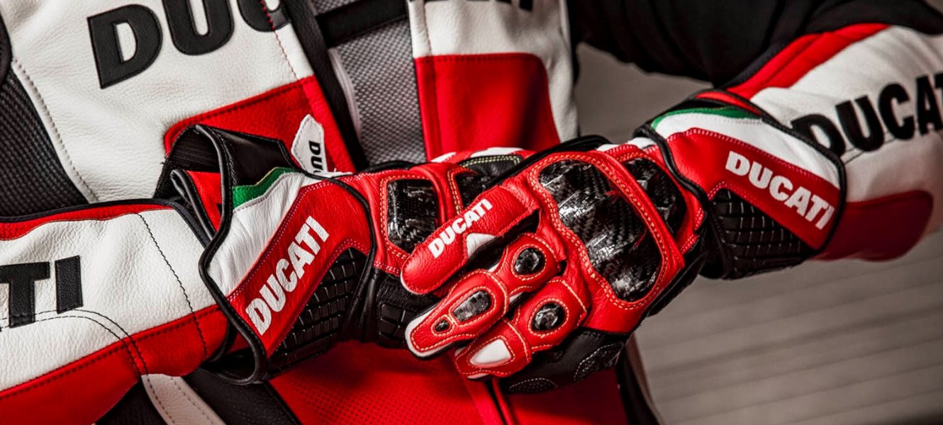 Contar con la indumentaria adecuada es esencial para afrontar de la mejor manera la temporada a los mandos de tu Ducati