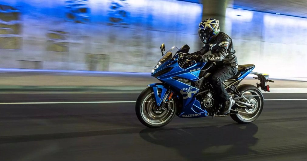 <p><b>Keine Frage: Schräglage!</b><br><br>Die Suzuki GSX-R Modelle für die Rennstrecke – und für das Racing-Feeling auf der Straße. Wobei das „R“ hier nicht nur für Rennspaß steht, sondern auch für die richtungsweisende Leidenschaft unserer Ingenieure: Jede GSX-R soll führend in ihrer Klasse sein. So setzen die Suzuki Supersport-Bikes seit über 30 Jahren Maßstäbe. <br><br>Willkommen in der Familie!