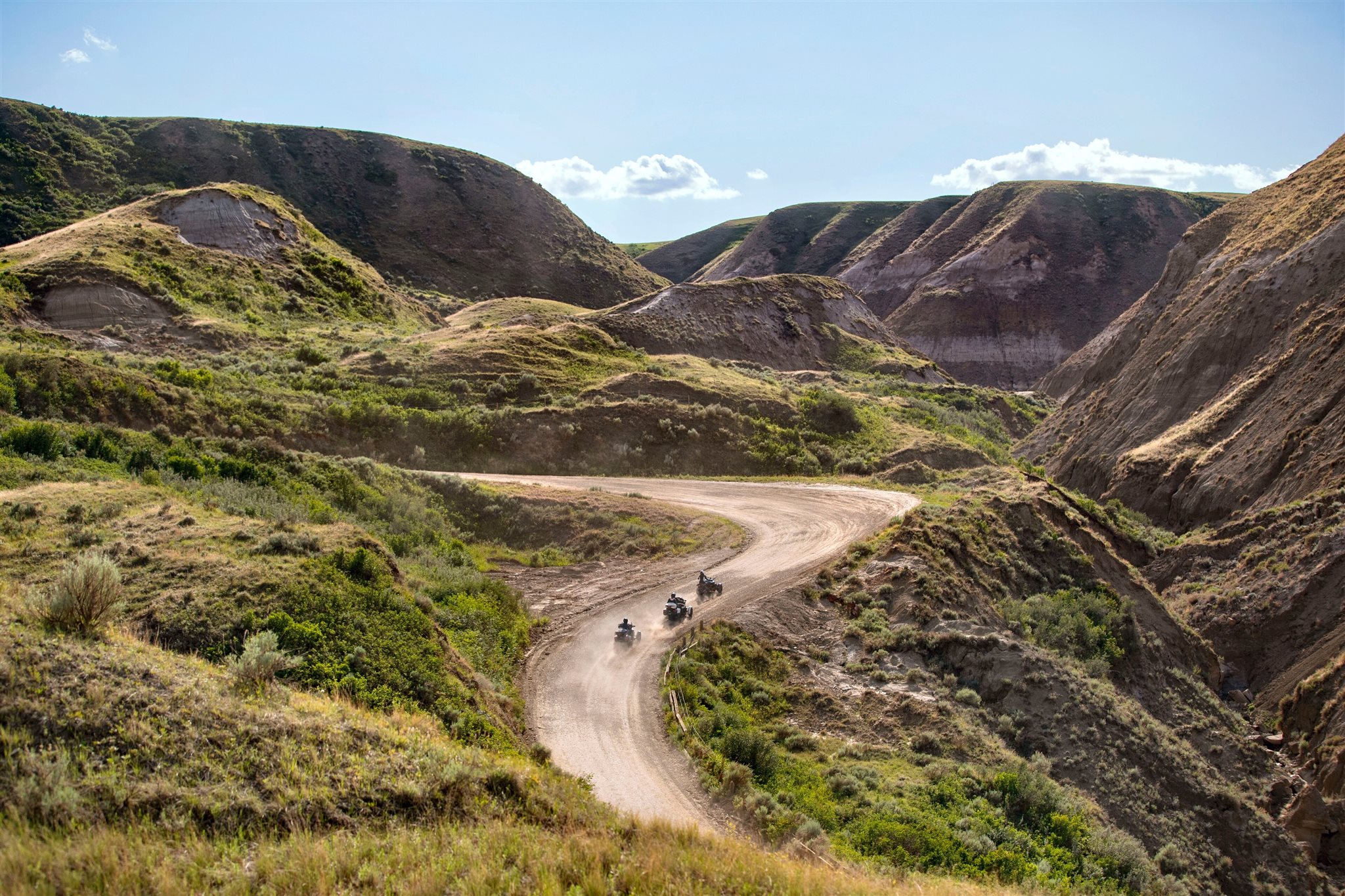 Offene Straße, offenes Land und alles dazwischen – wir sind mit unseren Fahrzeugen am Start.