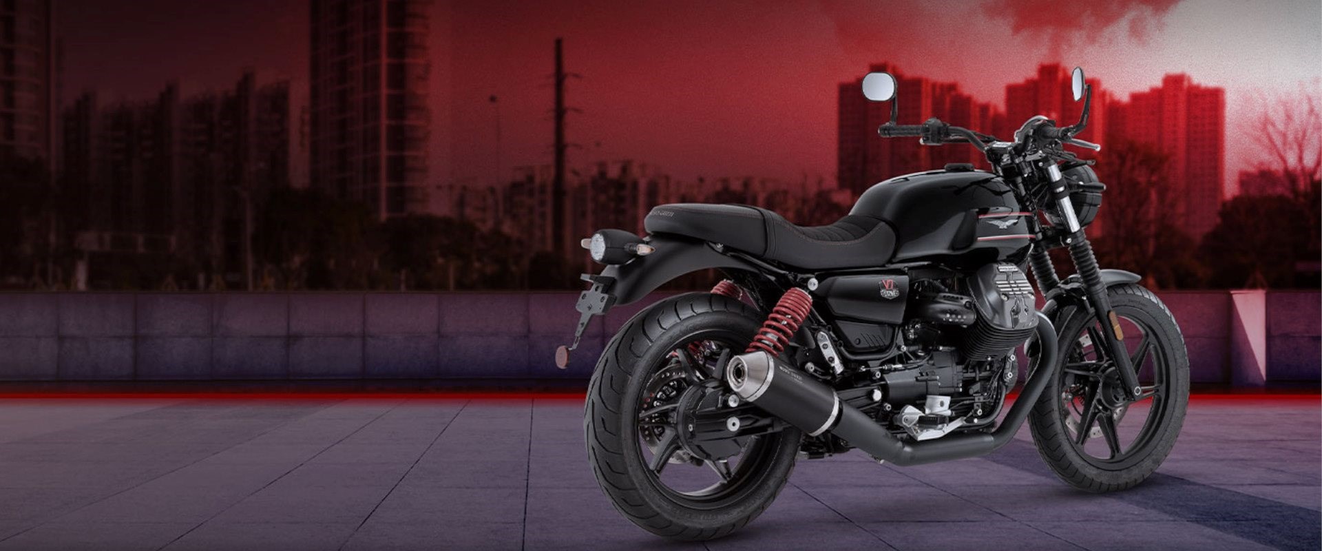 Die Moto Guzzi V7 Stone Special Edition lässt dich die stärksten und kühnsten Eigenschaften der Mandello-Motorräder entdecken. Ein Modell mit besonderem Charakter, das eine legendäre Sportgeschichte zelebriert.