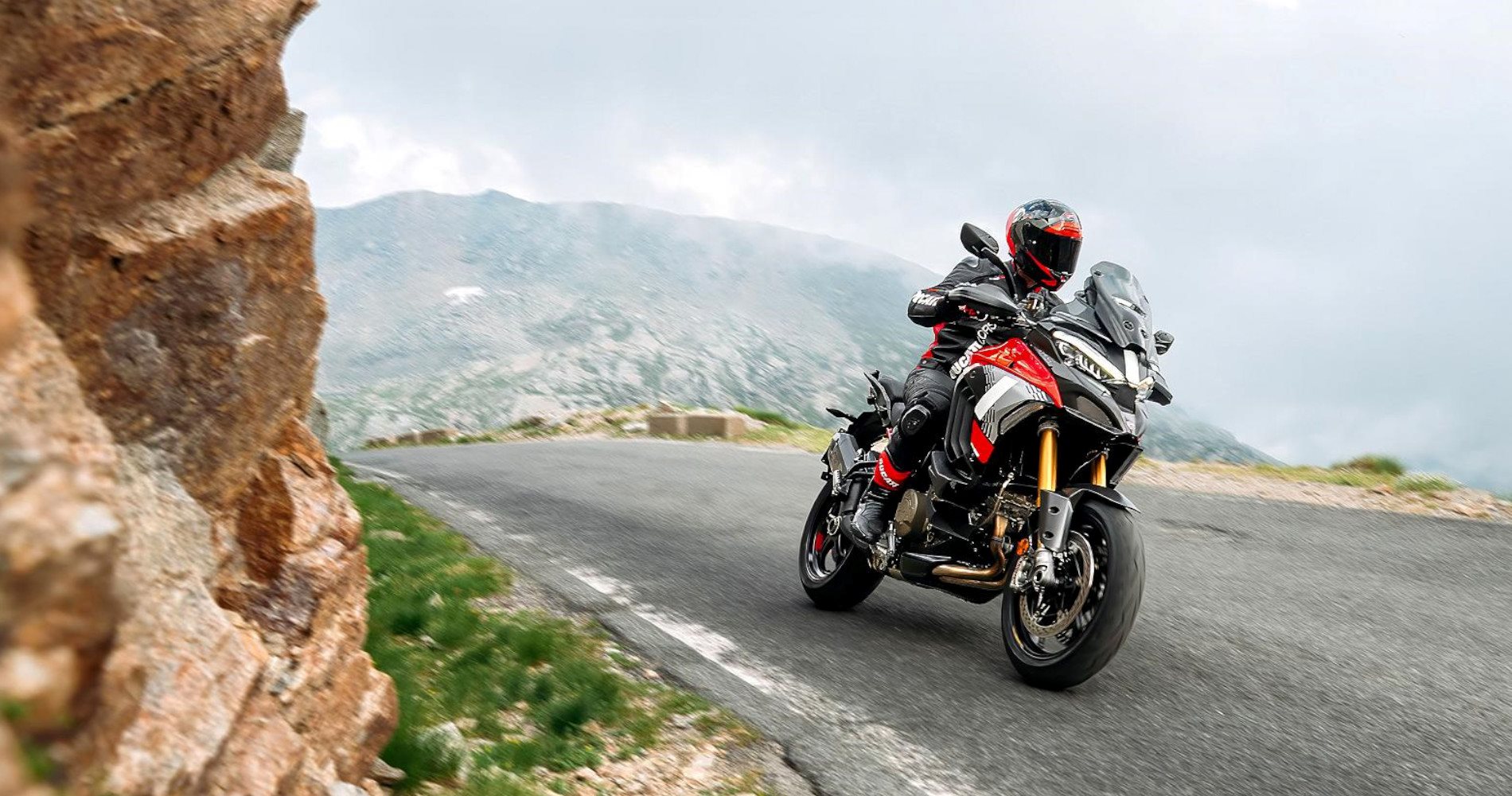 Die Multistrada V4 Pikes Peak vereint sportliches Design mit dem herausragenden Fahrwerk eines Supersportlers und verbindet so Leistung mit höchster Fahrpräzision.