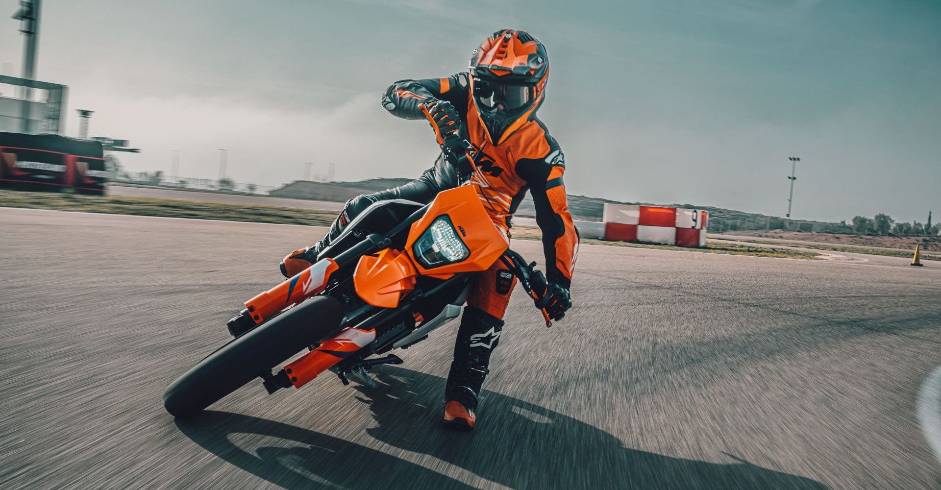 2025 KTM 390 SMC R