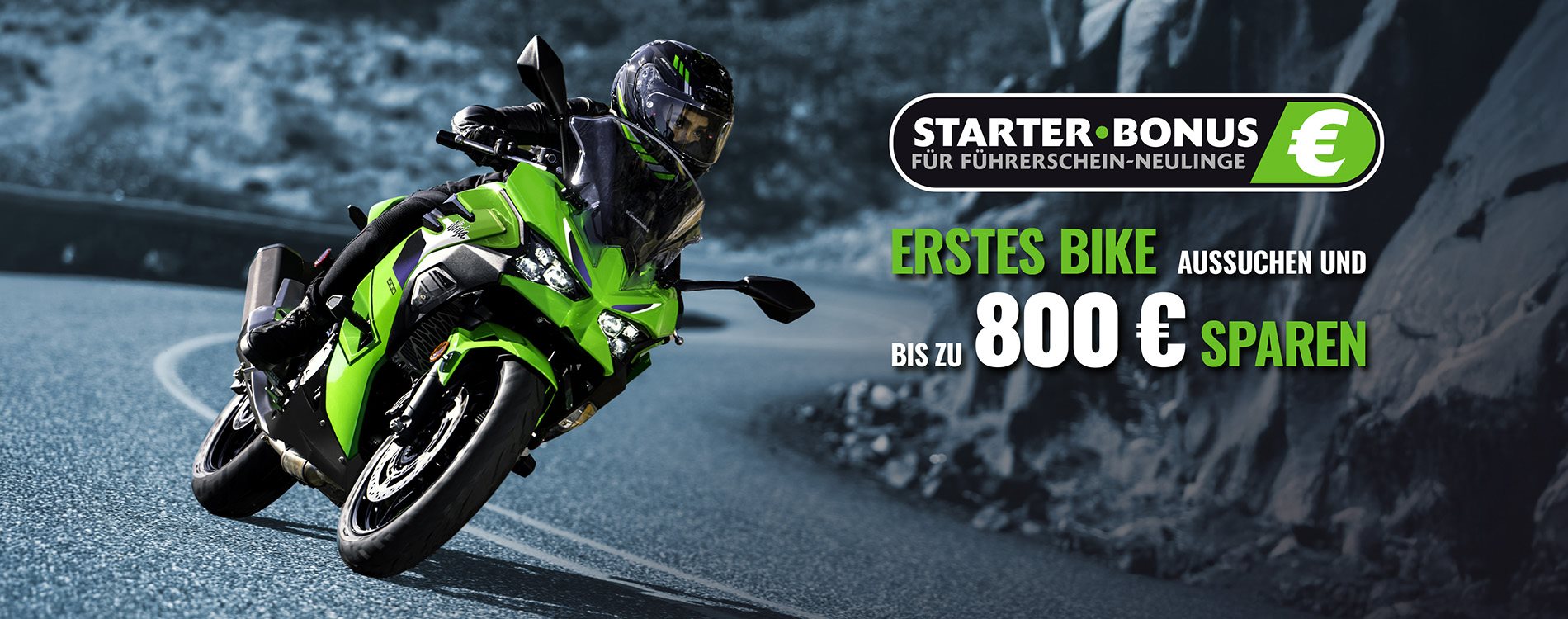 Das Bild zeigt eine Motorradfahrerin in schwarzer Schutzkleidung und Helm auf der neuen Kawasaki Ninja 650, die auf einer kurvigen Landstraße fährt. Rechts im Bild steht der Text „STARTER BONUS FÜR FÜHRERSCHEIN-NEULINGE“ als Logo und der Text "erstes Bike aussuchen und bis zu 800€ sparen". Der Hintergrund besteht aus felsigem Gelände.