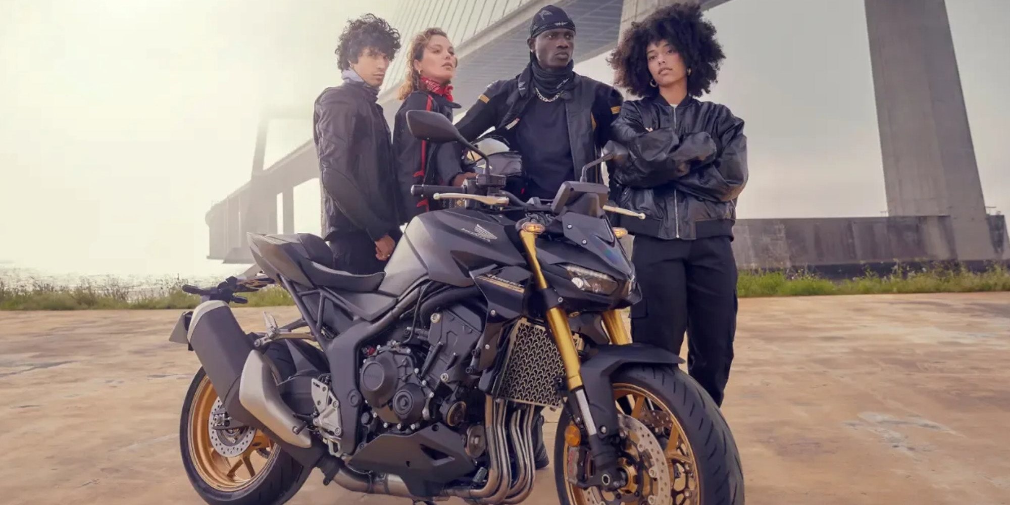 Ob du gerade erst mit dem Motorradfahren beginnst oder auf eine größere Maschine umsteigst  – wir zeigen dir die wichtigsten Techniken für sicheres Fahren.

