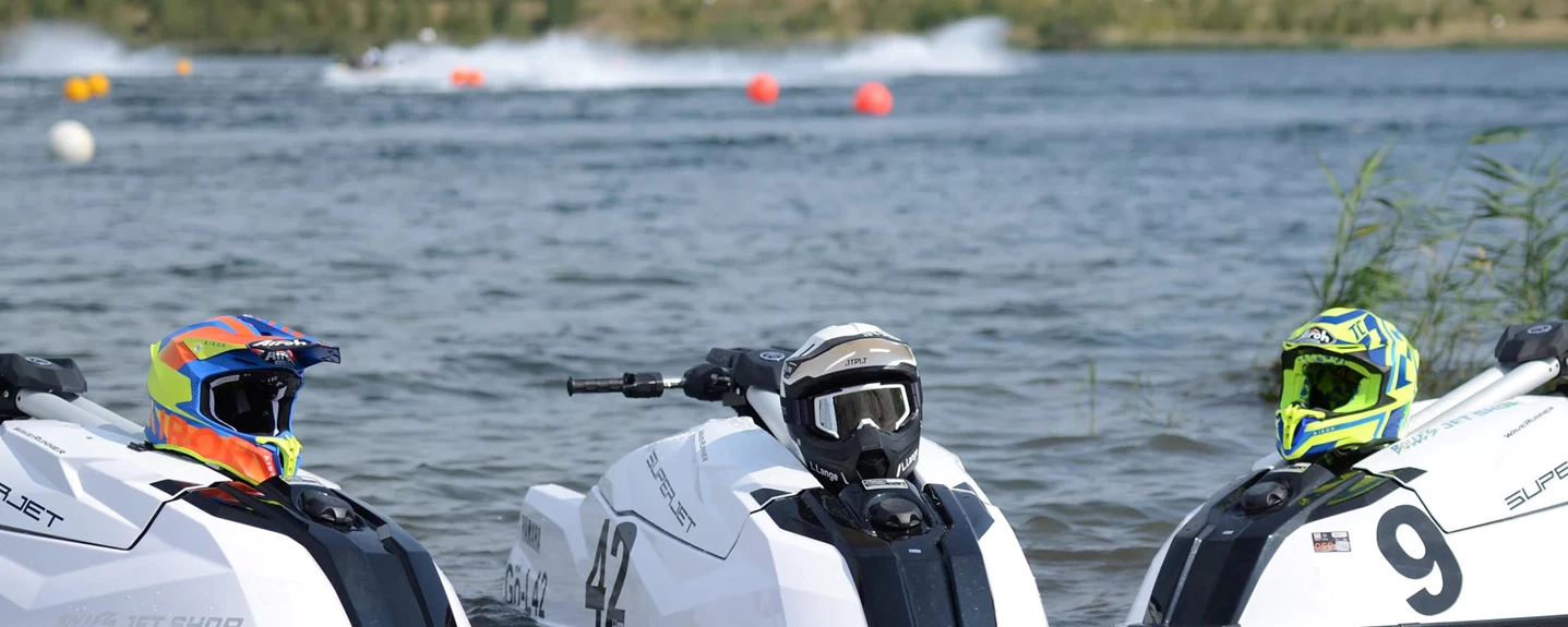 Für alle Fans des Yamaha SuperJet: Im Rahmen der Deutschen Jet Ski-Meisterschaft 2025 veranstaltet der DJSV (Deutscher Jet Sport Verein e.V.) zum dritten Mal den Yamaha SuperJet Cup. SuperJet Cup 2025