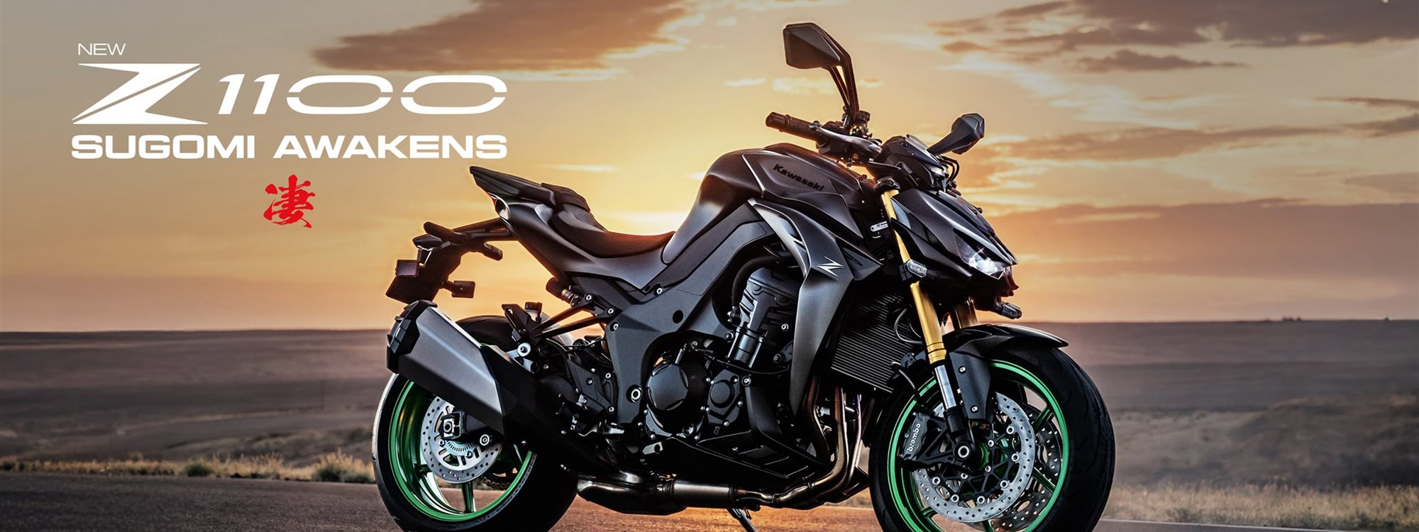 Eine Kawasaki Z1100 steht vor einem Sonnenuntergang an der Küste. Der Schriftzug hebt den Modellnamen und den Slogan Sugomi awakens hervor.