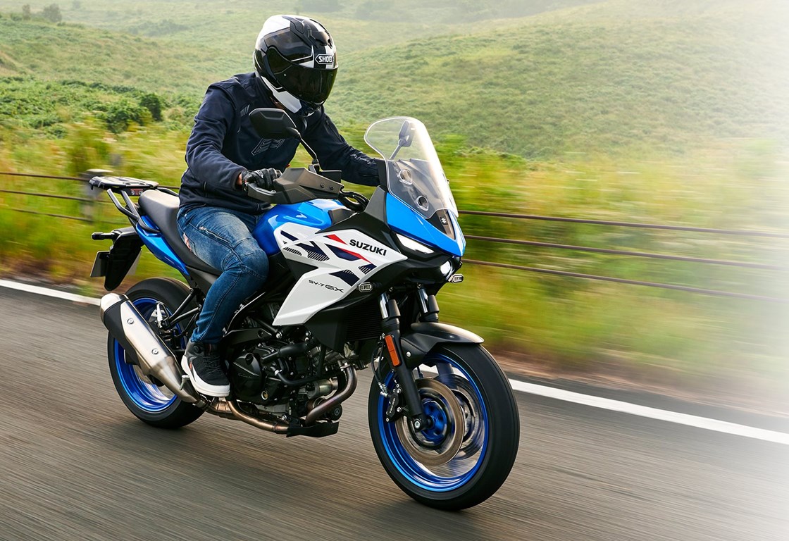 SV–7 GX: der neue Crossover-Einstieg.
Sportliches Handling, voller Tourenkomfort und eine Legende von Motor – die neue SV–7 GX ist eine stilvolle Versuchung für Einsteiger, aber auch erfahrene Biker.