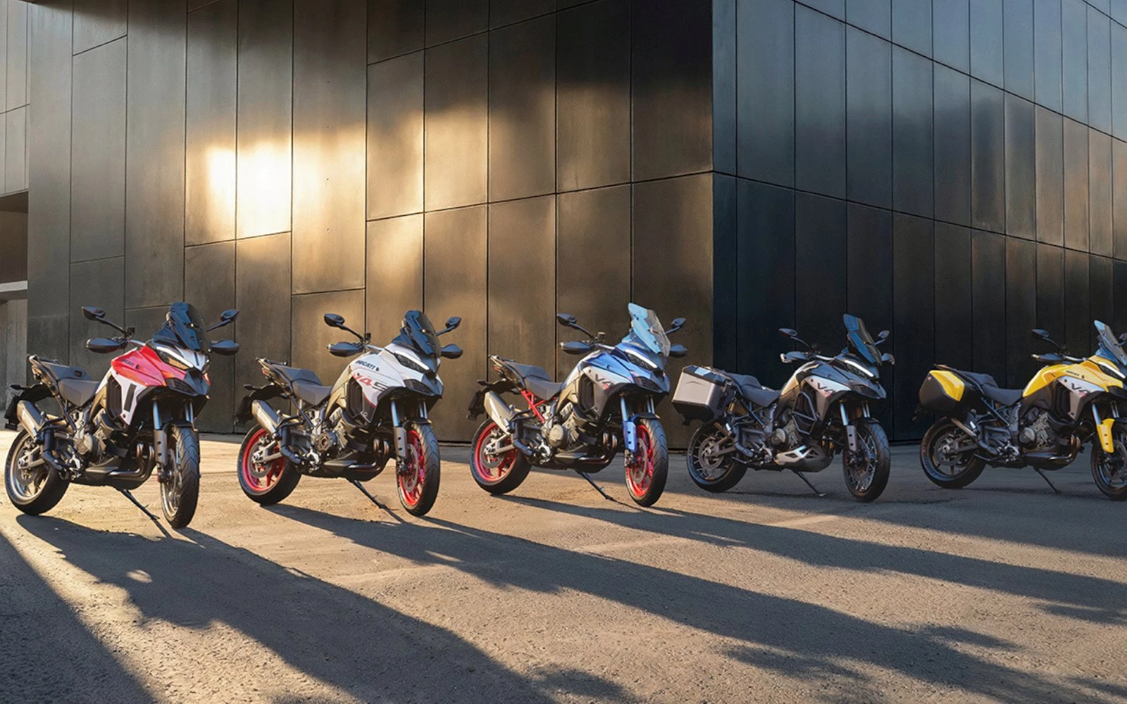 colores, opciones y accesorios para la Multistrada V4 directamente desde la fábrica de Borgo Panigale