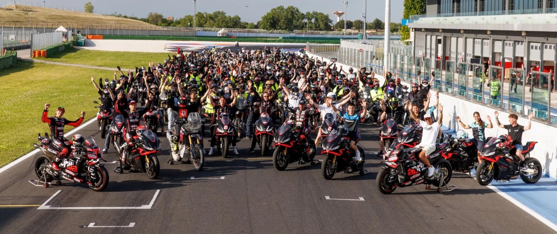 Ein unvergessliches, kostenloses Event mit unglaublichen Motorrädern, erstaunlichen Champions und absoluter Leidenschaft für zwei Räder und den Rennsport. 

