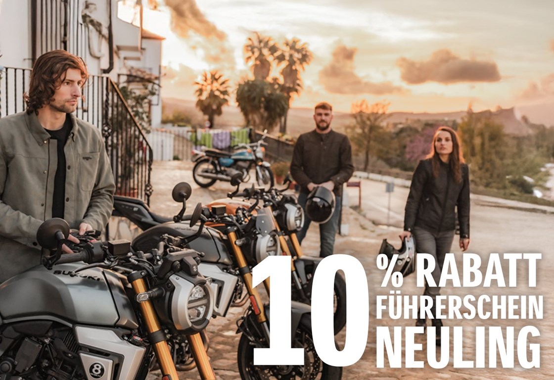 Drei junge Menschen stehen bei Sonnenuntergang neben mehreren Suzuki GSX-8T. Im Vordergrund ist ein Mann am Motorrad, rechts im Bild steht groß der Schriftzug: ‚10 % Rabatt Führerschein Neuling‘.