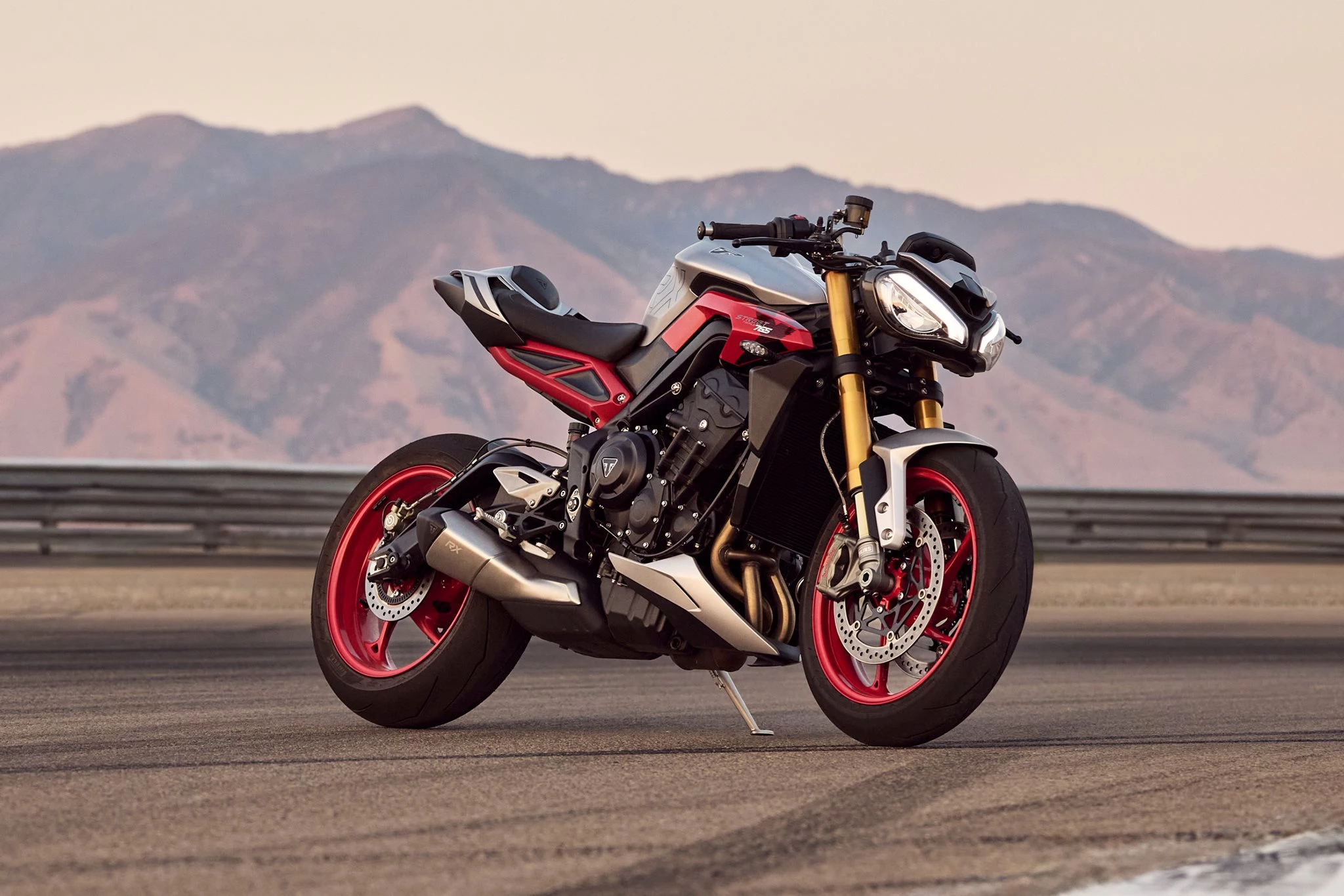 STREET TRIPLE 765 RX: WECHSELPRÄMIE IN HÖHE VON 1.000€ SICHERN*