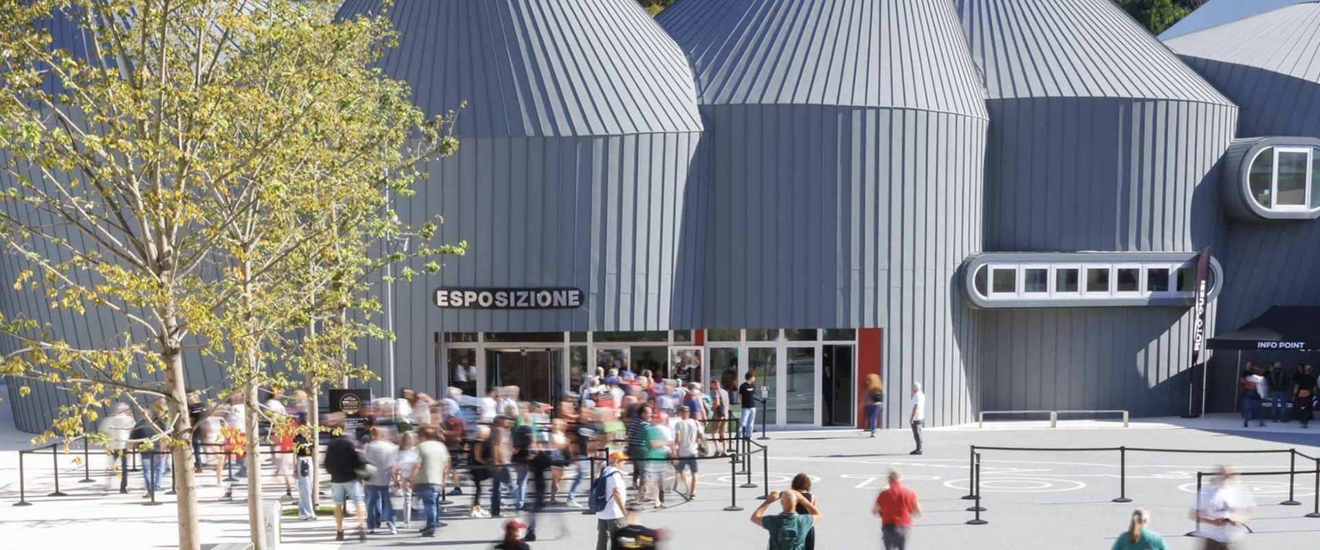 Über 60.000 Besucher feierten in Mandello del Lario die Eröffnung des neuen Werks und Museums.
