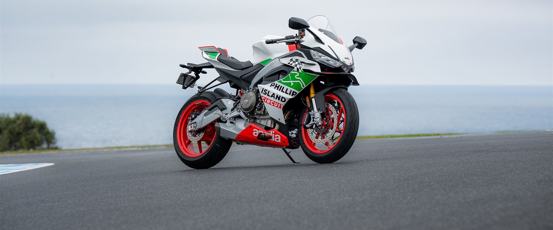 Eine Sonderausgabe, die die Erfolge von Aprilia Racing auf der ikonischen australischen Rennstrecke feiert.