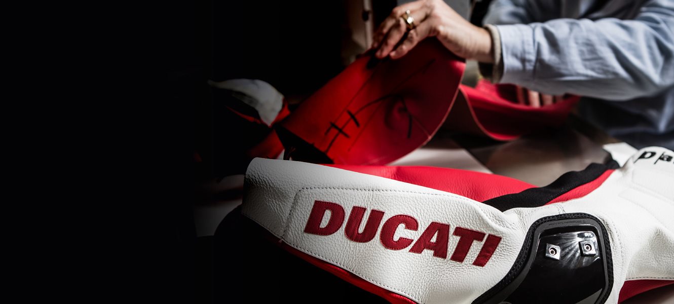 Entwerfen Sie Ihre ganz persönliche Kombi und erleben Sie „maßgeschneiderte“ Emotionen. Besuchen Sie Ducati SuMisura und entdecken Sie, wie Sie Ihre Funktionskleidung individuell gestalten und sich Komfort sowie einzigartigen Stil sichern können.