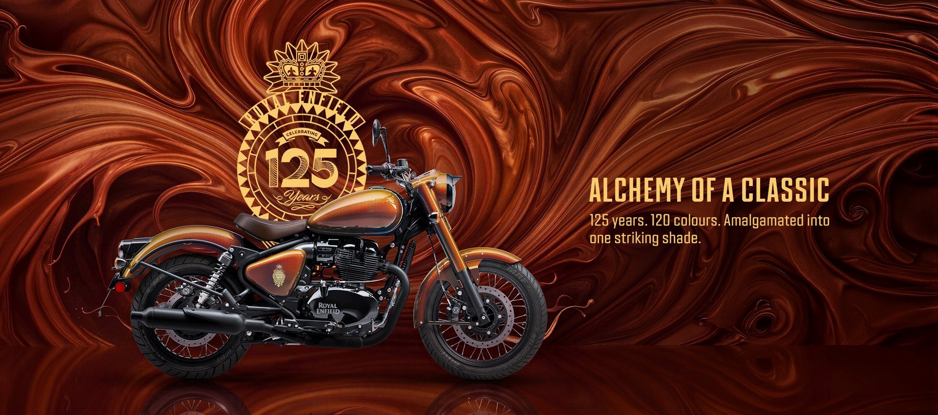 Royal Enfield Classic 650 125th Anniversary Edition in Kupfer vor rotbraunem Hintergrund