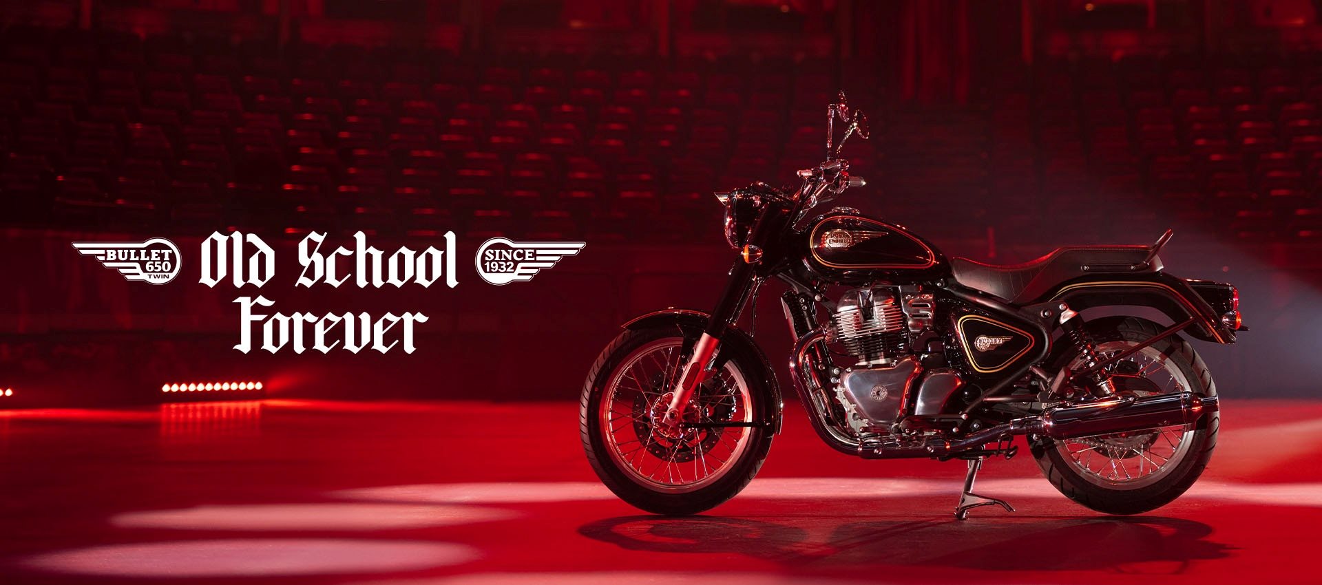 Royal Enfield Bullet 650 auf roter Bühne, Old School Forever
