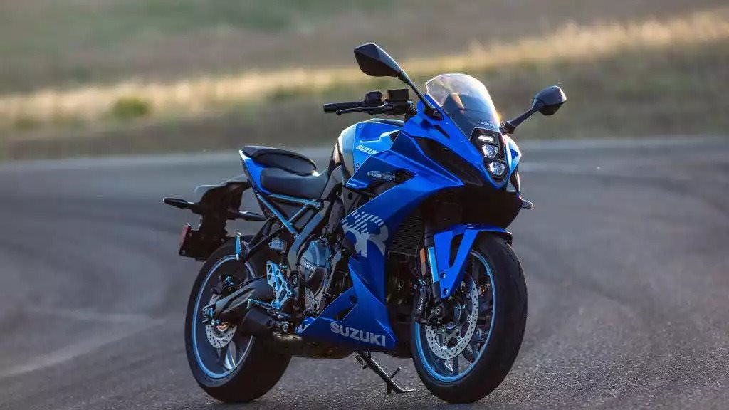 Blaue Suzuki GSX-8R steht auf kurviger Straße