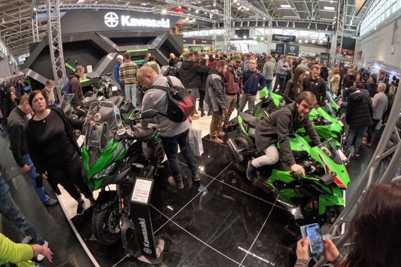 Großes Interesse am Kawasaki Stand.