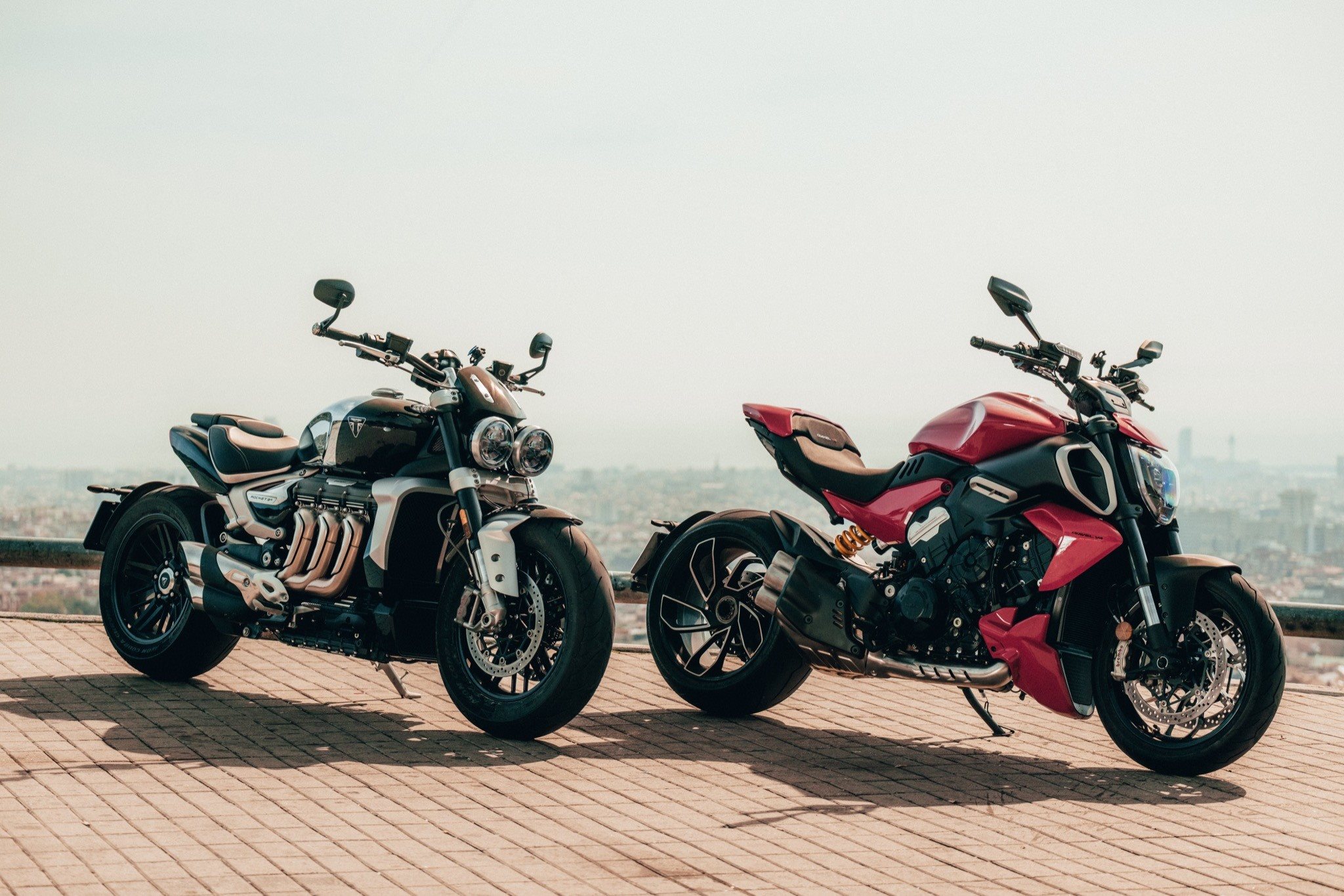 Ducati Diavel V4 vs Triumph Rocket 3 R Vergleich 2023