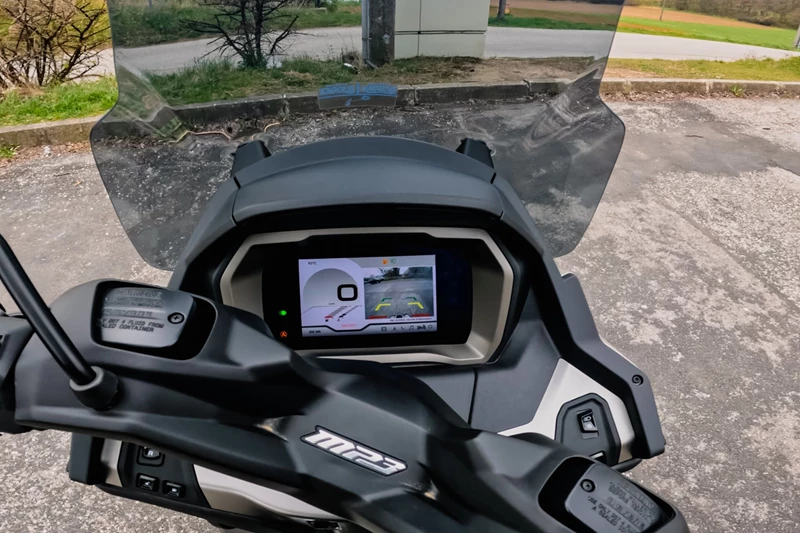 Test Piaggio MP3 vs Kymco CV3 Test Piaggio MP3 vs Kymco CV3