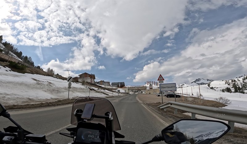 Auf den Pisten türmt sich noch der Schnee, doch die Straßen sind schon leer. Motorradfahren in den Alpen im April.