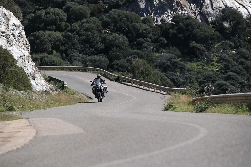 Motorradfahren auf Sardinien in der Nebensaison. Die Überfahrt mit der Fähre kann etwas stürmisch sein, viele Hotels sind geschlossen doch die Touren sind herrlich!