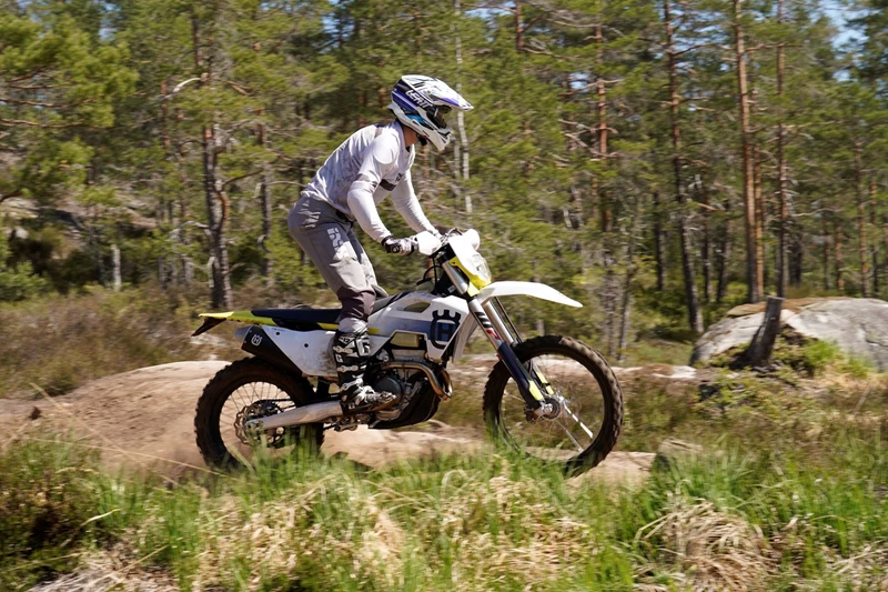 Einfach entspannt Endurofahren. Gelingt am ehesten mit der FE 350! Einfach entspannt Endurofahren. Gelingt am ehesten mit der FE 350!