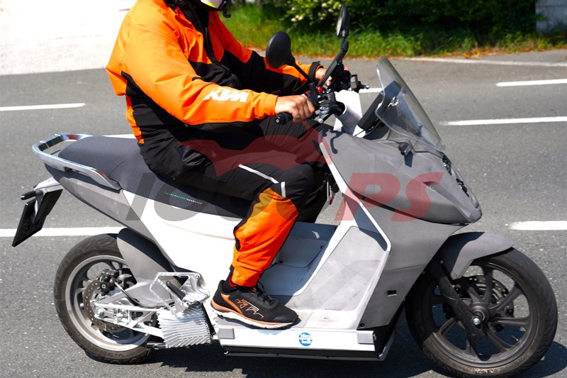 Der hohe Durchstieg fällt direkt ins Auge.