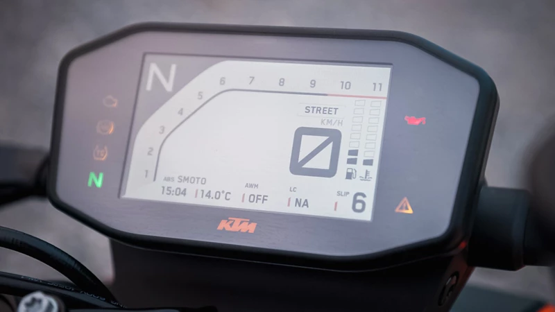 KTM 890 Duke R Cockpit mit Display KTM 890 Duke R Cockpit mit Display