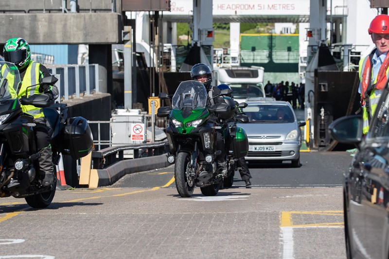 Kawasaki Versys 1000 S verlässt eine Fähre