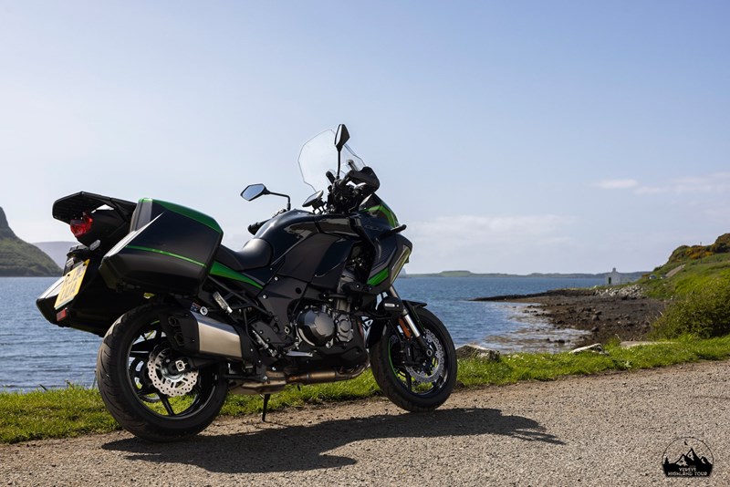 Kawasaki Versys 1000 S vor Meereskulisse