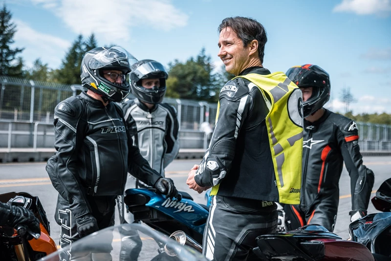 Als Instruktor bei den 1000PS Bridgestone Trackdays liebe ich den Kontakt zu den ehrgeizigen Neulingen Als Instruktor bei den 1000PS Bridgestone Trackdays liebe ich den Kontakt zu den ehrgeizigen Neulingen