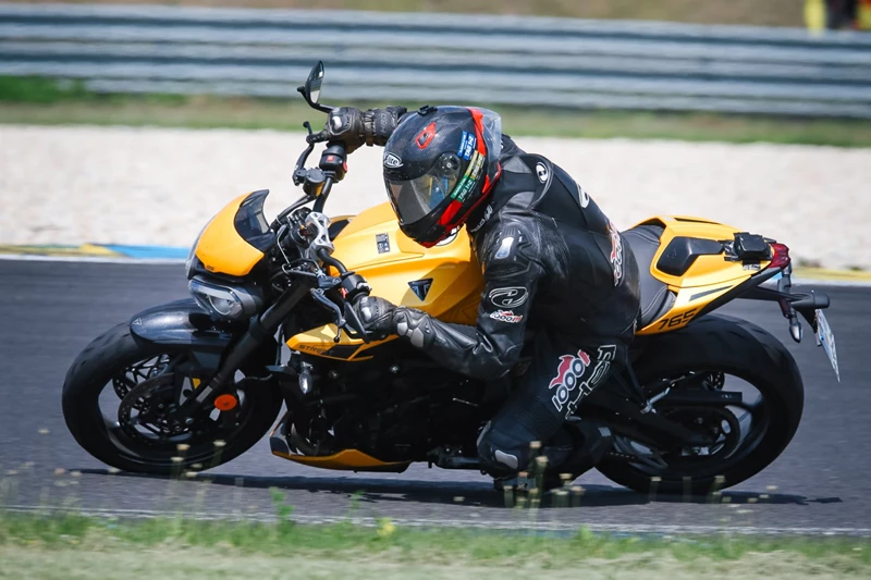 Triumph Street Triple 765 RS vs. Speed Triple 1200 RS Triumph Street Triple 765 RS vs. Speed Triple 1200 RS