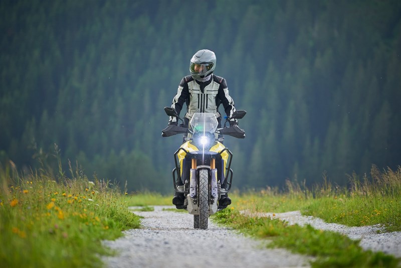 Die Suzuki V-Strom 800DE beim Reiseenduro Vergleich 2023
