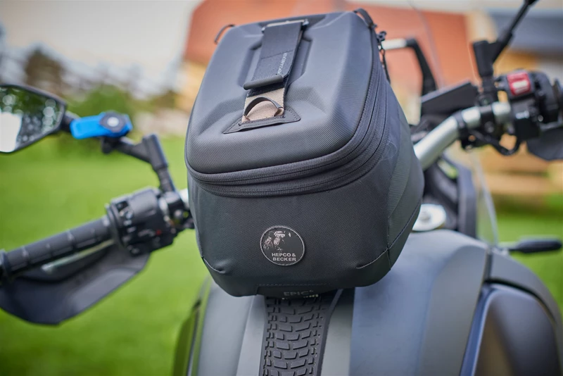 Praktischer Begleiter beim Test: Tankrucksack von Hepco & Becker Praktischer Begleiter beim Test: Tankrucksack von Hepco & Becker