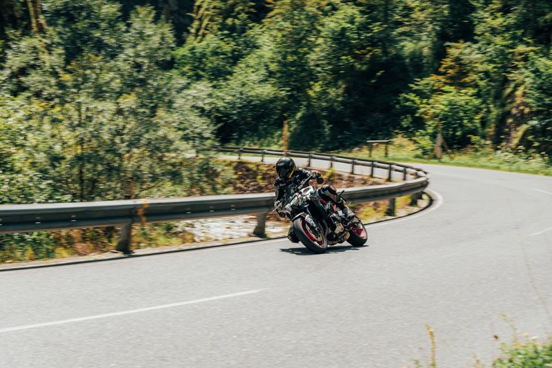 Hochwertige Reifen verbessern nicht nur das Fahrerlebnis, sie machen es auch sicherer.  Hochwertige Reifen verbessern nicht nur das Fahrerlebnis, sie machen es auch sicherer.