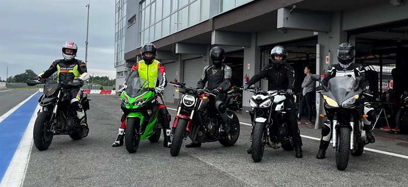 Als Instruktor bei den 1000PS Bridgestone Trackdays. Die Ninja 400 führte die Gruppe verlässlich an. Als Instruktor bei den 1000PS Bridgestone Trackdays. Die Ninja 400 führte die Gruppe verlässlich an.