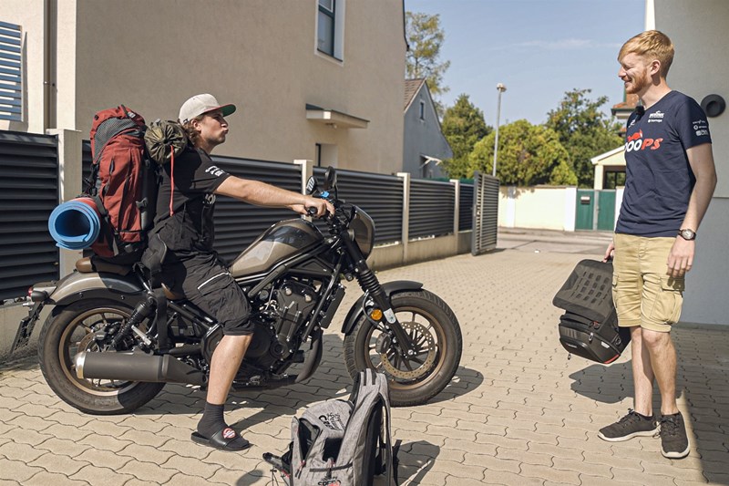 Skeptische Begutachtung durch McGregor. Ohne Gepäcksystem muss der alte Campingrucksack herhalten. Skeptische Begutachtung durch McGregor. Ohne Gepäcksystem muss der alte Campingrucksack herhalten.