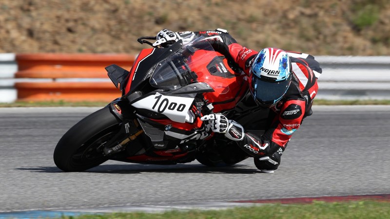 BMW S 1000 RR mit Ilmberger Carbon, Akrapovic Racing Line und Öhlins Fahrwerk auf der Rennstrecke BMW S 1000 RR mit Ilmberger Carbon, Akrapovic Racing Line und Öhlins Fahrwerk auf der Rennstrecke
