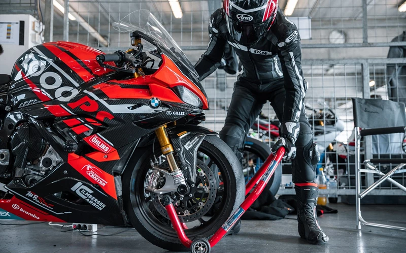 BMW S 1000 RR Tuning Racebike in der Boxengasse mit Brembo GP4 Öhlins FGRT Ilmberger Carbon Gilles BMW S 1000 RR Tuning Racebike in der Boxengasse mit Brembo GP4 Öhlins FGRT Ilmberger Carbon Gilles