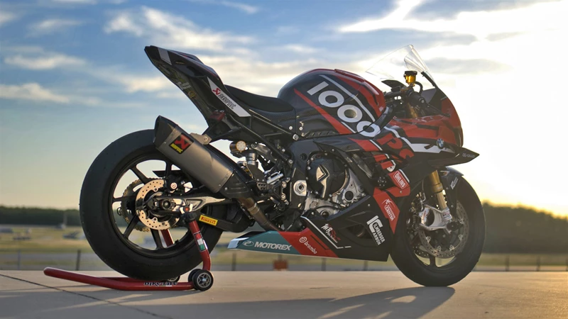 BMW S 1000 RR im Sonnenuntergang mit Verkleudung von Ilmberger Carbon, Akrapovic Racing Line Auspuff und Öhlins FGRT Gabel plus TTX GP Federbein BMW S 1000 RR im Sonnenuntergang mit Verkleudung von Ilmberger Carbon, Akrapovic Racing Line Auspuff und Öhlins FGRT Gabel plus TTX GP Federbein