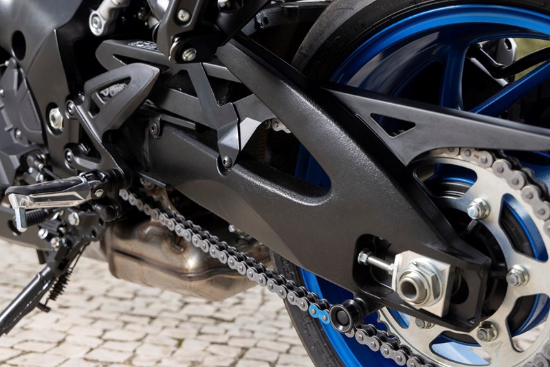 Mächtige Schwinge aus dem Superbike Teileregal an der Suzuki GSX-S1000GX.